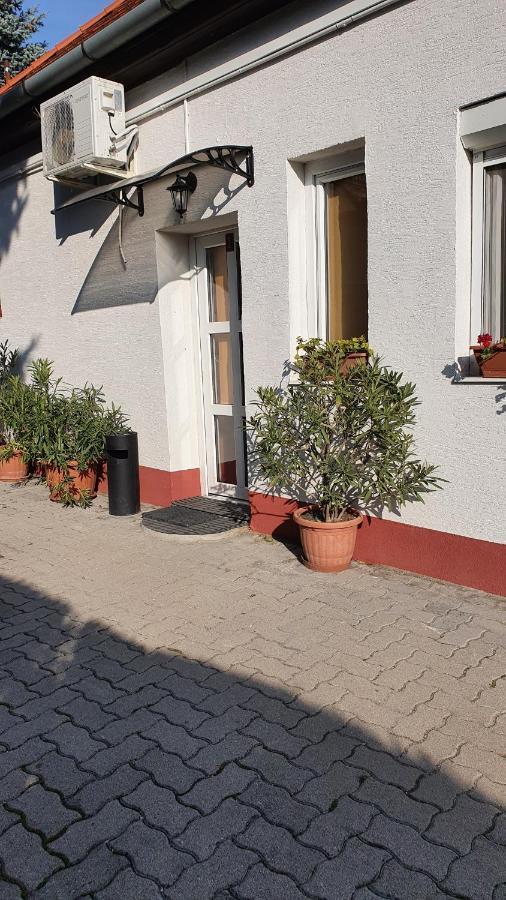 Ruttkai Vendeghaz Apartment Szekesfehervar Exterior photo